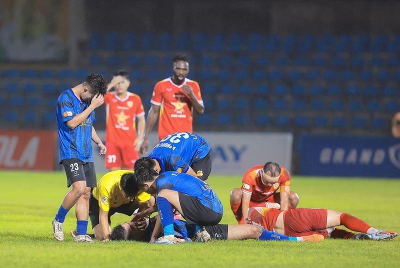 Ở trận thua 0-1 của Hoàng Anh Gia Lai trước Hà Tĩnh tại vòng 10 V-League 2025/2026, trung vệ Đinh Quang Kiệt nằm sân sau pha va chạm rất mạnh với tiền vệ Viktor Lê bên phía đội chủ nhà. dinh-quang-kiet-hagl-1838.jpg