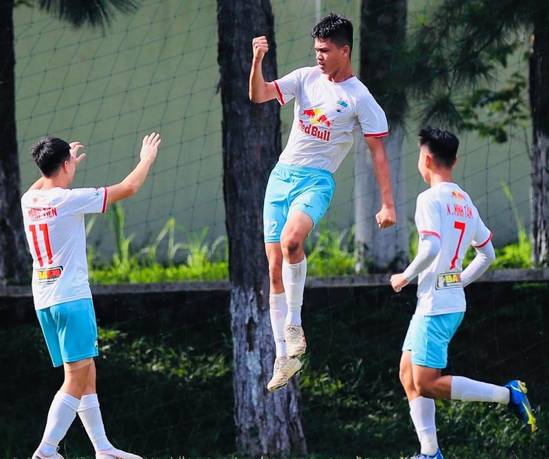 Đinh Quang Kiệt là một trung vệ trẻ của câu lạc bộ Hoàng Anh Gia Lai, nổi bật với chiều cao kỷ lục gần 2m (1,95𝑚). Ngoài trung vệ, cầu thủ này có thể thi đấu tốt ở vị trí tiền vệ trung tâm và tiền đạo. dinh-quang-kiet-7-1006.jpg