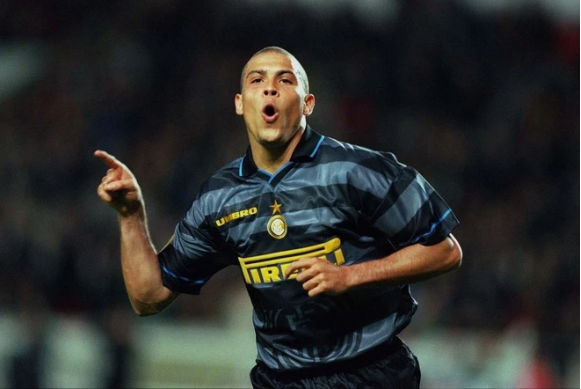 Do không đạt được thỏa thuận gia hạn hợp đồng với Barca hè 1997, Ronaldo gia nhập Inter Milan với mức phí chuyển nhượng kỷ lục 27 triệu đô la Mỹ. 7.png