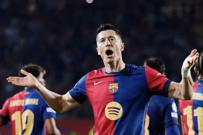 Hợp đồng của tiền đạo Lewandowski với Barcelona có thời hạn đến ngày 30/6/2026. lewandowski-bia-1.jpg