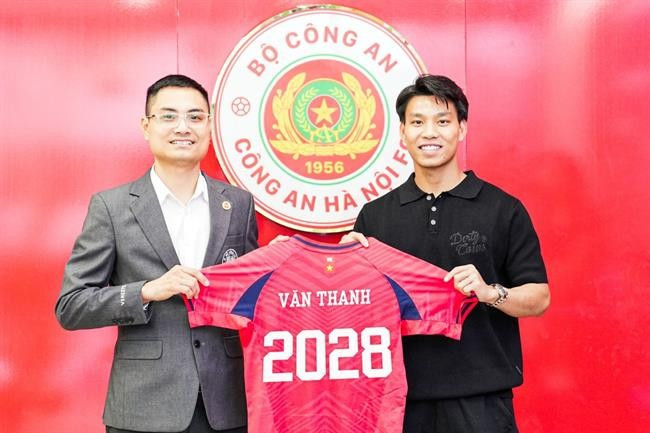 Đầu năm 2023, Văn Thanh rời Hoàng Anh Gia Lai gia nhập câu lạc bộ Công an Hà Nội và sớm trở thành trụ cột của đội bóng này. 494690056-581424668339910-9180174039047890977-n-0606152607.jpg