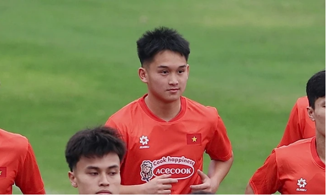 Ở giải CFA Team China hồi tháng 3 vừa qua, sao trẻ Việt kiều này ít được sử dụng và không tạo nhiều dấu ấn, dẫn đến việc vắng mặt trong danh sách dự Panda Cup 2025 và chuẩn bị cho SEA Games 33. 9887767.png