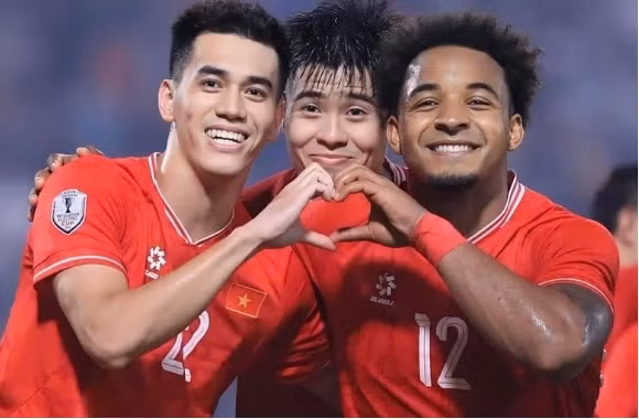 Ngoài sự trở lại của tiền đạo chủ lực Xuân Son, ông Kim có thêm 2 cầu thủ nhập tịch khác lần đầu góp mặt là thủ thành Patrick Lê Giang và Đỗ Hoàng Hên. 00000000000099999999999.png