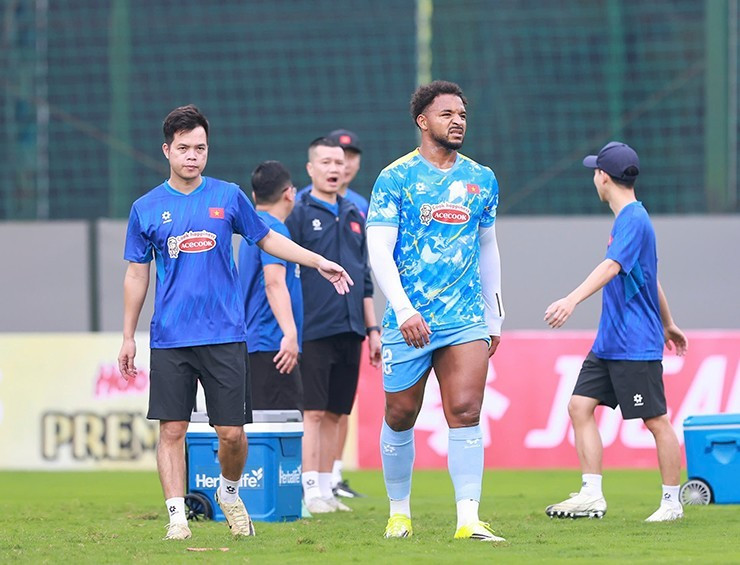 Chân sút thuộc biên chế của Thép Xanh Nam Định gặp vấn đề ở cơ đùi trái và không thể tiếp tục tập luyện. s2-1774093238-133-width740height565.jpg