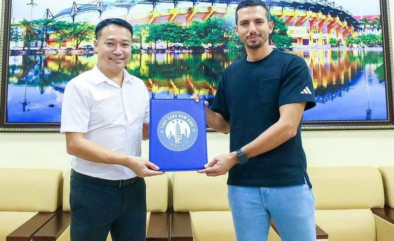 Vừa qua, Giám đốc điều hành Vũ Hồng Việt đã trao quyết định bổ nhiệm HLV trưởng CLB Nam Định cho ông Mauro Jeronimo, nhà cầm quân sinh năm 1987 tới từ Bồ Đào Nha. image-3.jpg