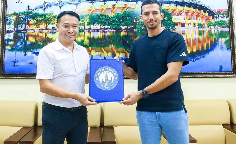 Vừa qua, Giám đốc điều hành Vũ Hồng Việt đã trao quyết định bổ nhiệm HLV trưởng CLB Nam Định cho ông Mauro Jeronimo, nhà cầm quân sinh năm 1987 tới từ Bồ Đào Nha. image-3.jpg