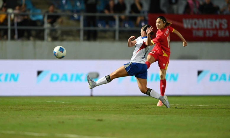 Ở phút thứ 17, Từ tình huống đá phạt góc, bóng bật đến vị trí của Hải Yến. Cầu thủ này nhả bóng để Thái Thị Thảo sút xa với lực rất căng nhưng bóng đi đúng vị trí thủ môn McDaniel. 99999999999.png