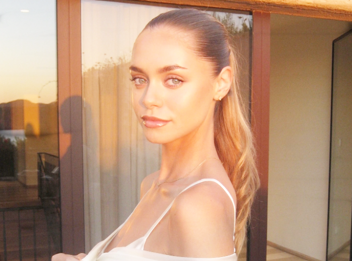 Trái ngược với Brooks Nader, Hasanovic giữ lối sống kín tiếng hơn dù được rất nhiều chàng trai theo đuổi. 5.png