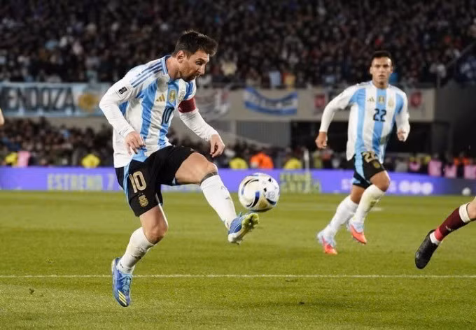 Người được chọn bắt chính trong trận đấu với đội tuyển Angola nhiều khả năng là Walter Benitez, thủ môn từng rời PSV Eindhoven để gia nhập Crystal Palace. messi-1.jpg