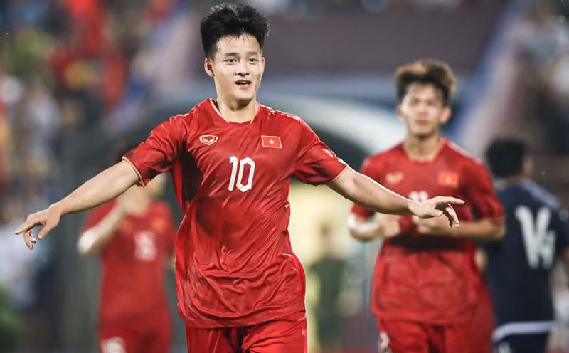 Ở tuổi 22, Văn Cường đang có mùa giải V.League thứ 5, trong đó có 4 mùa khoác áo Sông Lam Nghệ An và 1 mùa thi đấu cho CLB Công an Hà Nội theo dạng cho mượn. stug1127.jpg