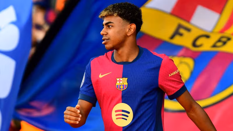 Sau ca phẫu thuật đầu gối hồi đầu tháng, thủ môn Joan Garcia sẽ không ra sân. Trong khi đó, Lamine Yamal có thể đá chính ở trận đón tiếp PSG. Trung vệ Pau Cubarsi nhiều khả năng cũng trở lại sau khi được nghỉ ngơi ít ngày. kjo-po-perflitet-se-eshte-e-dashura-e-re-e-lamine-yamal-insajderiorg.jpg