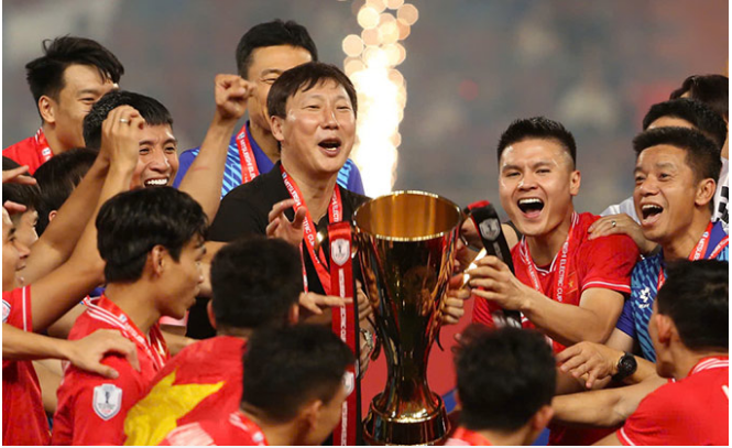 HLV Kim Sang-sik giúp tuyển Việt Nam vô địch AFF Cup 2024 với thành tích bất bại. 098877.png