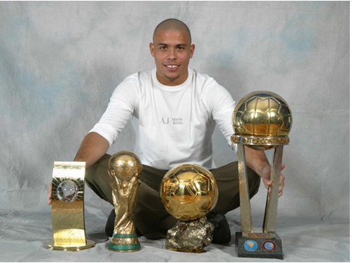 Các giải thưởng cá nhân của Ronaldo bao gồm 3 lần được vinh danh là Cầu thủ xuất sắc nhất năm của FIFA và giành được 2 giải Quả bóng vàng. -608.png