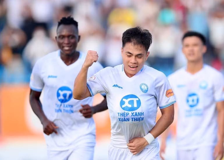 Trước khi cập bến Thép Xanh Nam Định, Nji là thành viên của CLB Victoria United (Canada) và có sự thể hiện khá tốt ở đội bóng này. 2366549-f1bbe81883d6554f99b83bda86d9d8f5.jpg