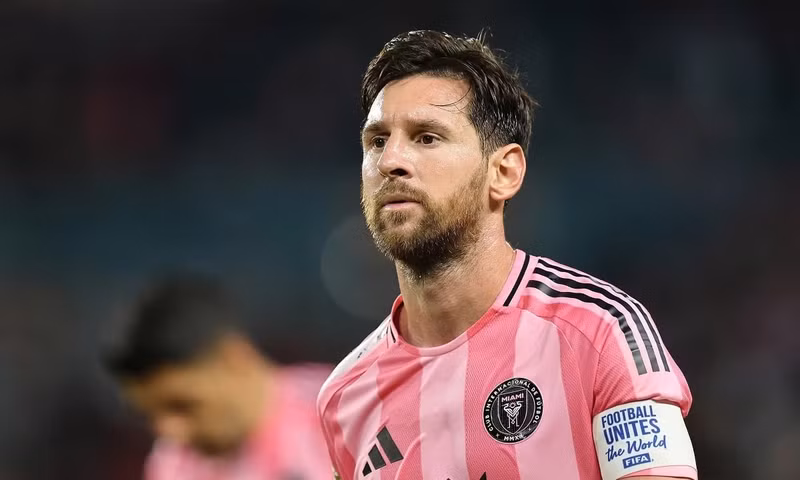 Trong năm 2025, Messi ra sân 36 trận cho Inter Miami, ghi 28 bàn cùng 14 kiến tạo trên mọi đấu trường, gồm Concacaf Champions Cup, FIFA Club World Cup, MLS và Leagues Cup, qua đó trở thành chân sút hàng đầu của đội bóng này. messi-7812.jpg