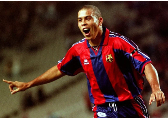 Tháng 7/1996, Ronaldo gia nhập Barcelona với mức phí chuyển nhượng kỷ lục 19,5 triệu đô la Mỹ. 3.png