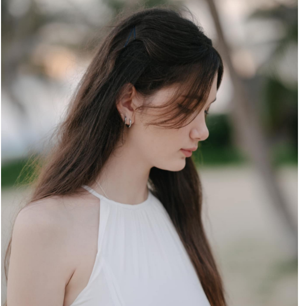 Vẻ đẹp mộng mơ của em gái Đặng Văn Lâm. 0000000.png