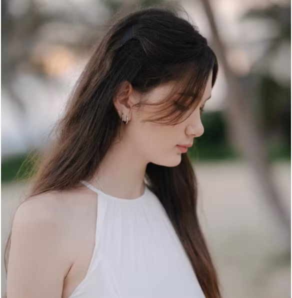 Vẻ đẹp mộng mơ của em gái Đặng Văn Lâm. 0000000.png