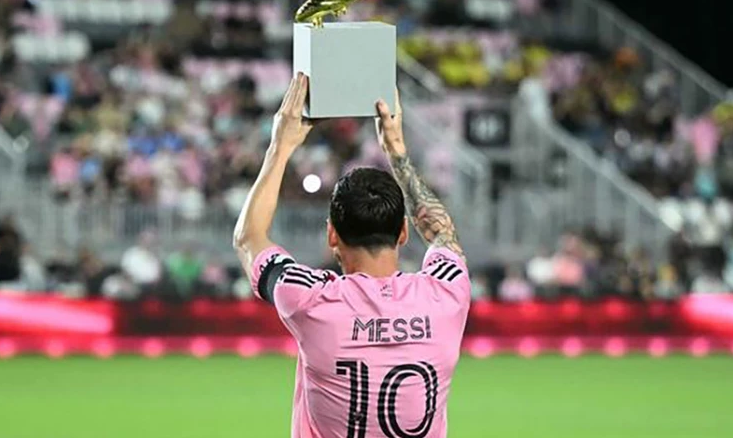 Trên hàng công là bộ 3 siêu tiền đạo Kylian Mbappe, Harry Kane và Messi. 999999999999.png