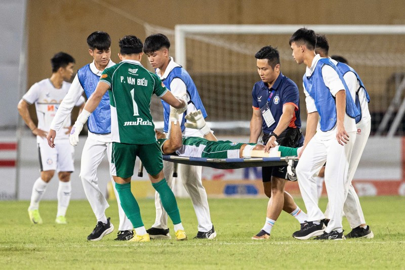 Sau trận đấu, HLV Lê Đức Tuấn tiết lộ, chấn thương của thủ môn Bùi Tiến Dũng không nặng lắm so với chẩn đoán ban đầu và hy vọng cậu trò sớm trở lại thi đấu. eaedfe7b56aedbf082bf.jpg