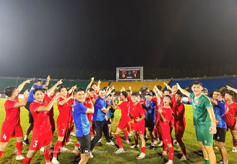 Các đội đã có vé dự giải là Uzbekistan, Saudi Arabia, Hàn Quốc, Triều Tiên, Nhật Bản, Tajikistan, UAE, Indonesia và Qatar do có thành tích cao ở vòng chung kết U17 châu Á gần nhất. z5750511954465-b1e091ba62f46eb3c769946044a52bd5-1740711527.jpg