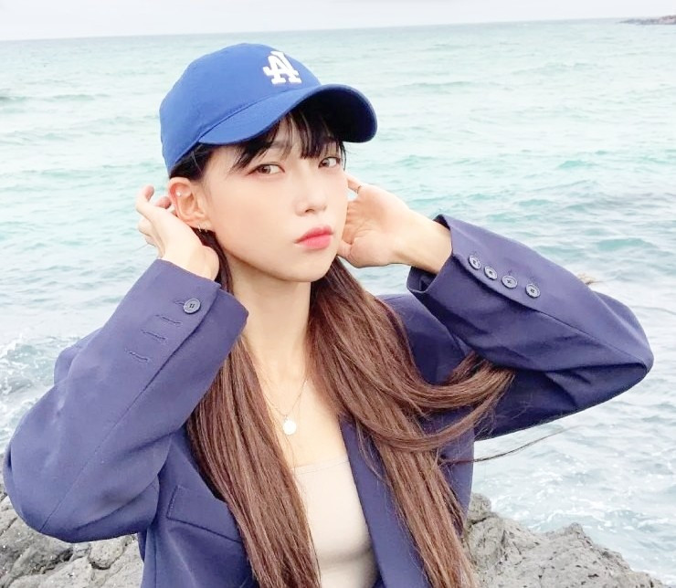 Kim Min Ji có sở thích thể thao, du lịch và nghe nhạc. kim-min-ji-6-1679392630-1709025.jpg