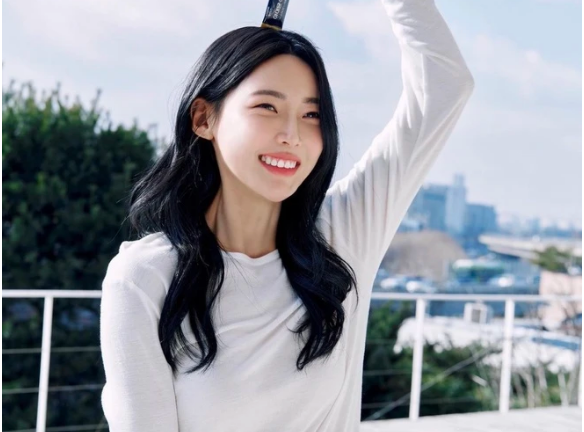 Kim Min Ji đẹp rực rỡ trong trang phục đời thường. 11.png