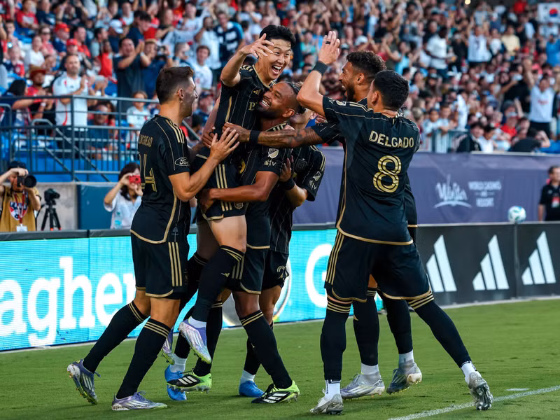 Sau nhiều pha bỏ lỡ cơ hội, cuối cùng Son Heung-min cũng sút tung lưới Real Salt Lake ở phút thứ 45+3 giúp Los Angeles FC vượt lên dẫn trước 2-1 ở trận đấu gần nhất. gettyimages-2231344204.jpg