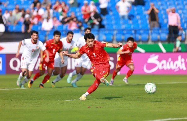 Phút thứ 15, tỷ số được mở cho U23 Việt Nam khi Đình Bắc thực hiện quả phạt đền sau lỗi để bóng chạm tay của các cầu thủ U23 Jordan. vfbfgjgkg-1767700987-704-width660height440.jpg