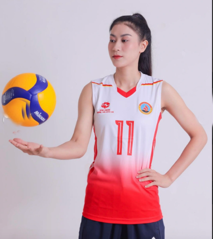 Năm 15 tuổi, Kiều Trinh đã được tập cùng đội năng khiếu của Bộ tư lệnh Thông tin. Hai năm sau, cô chính thức được thi đấu cho đội bóng này. 8888777766.png