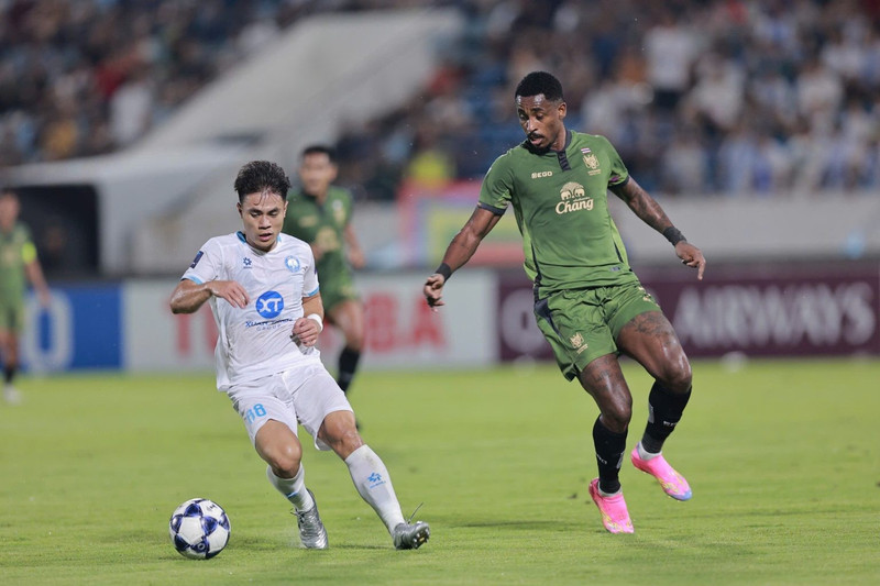 Ratchaburi FC đang có 9 điểm cùng hiệu số +9, chiếm lợi thế lớn so với Nam Định trong cuộc đua giành vé vào vòng 1/8. img-20250917-231855-1536x1024.jpg