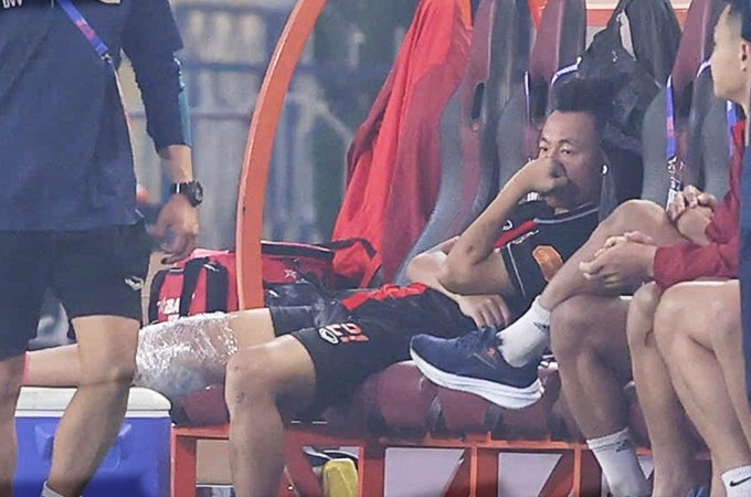 Trong một tình huống không va chạm với ai, Nguyễn Thái Sơn bất ngờ ngã xuống sân, ôm chân đau đớn và phải rời sân bằng cáng. thai-son1.jpg