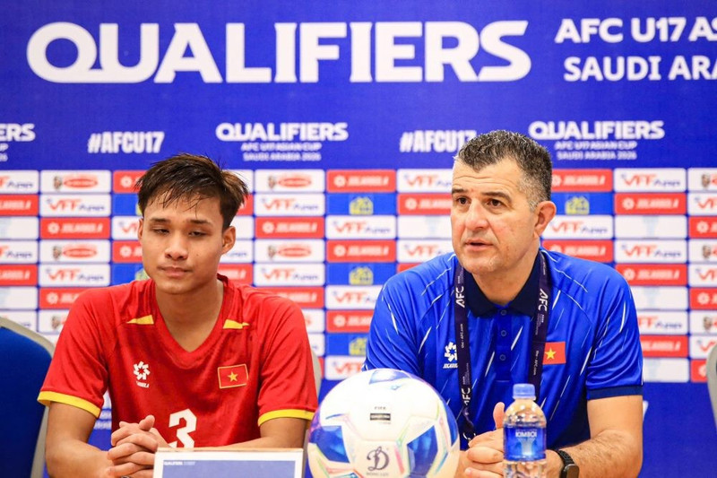 HLV Cristiano Roland không chỉ truyền sự tự tin cho các học trò mà ông còn xây dựng một lối chơi tấn công quyến rũ và giúp các tài năng trẻ được thoải mái sáng tạo. img-2025-e1764547696206.jpg