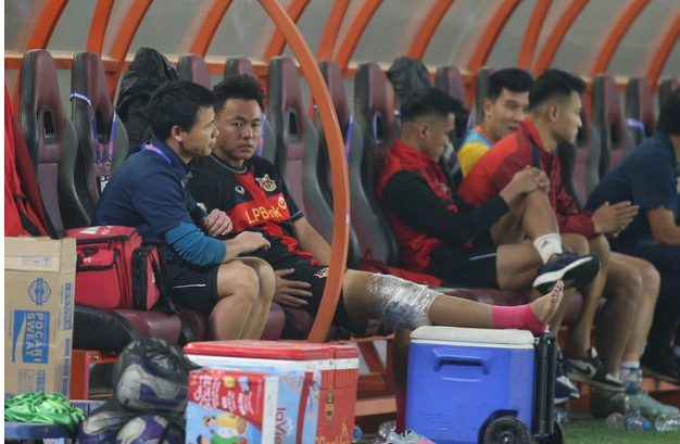 Được HLV Gerard Albadalejo tung vào sân đầu hiệp 2 trong trận ra mắt Ninh Bình, tiền vệ của U23 Việt Nam đã chơi khá ấn tượng song rời sân ở phút thứ 70. 0999888888.png