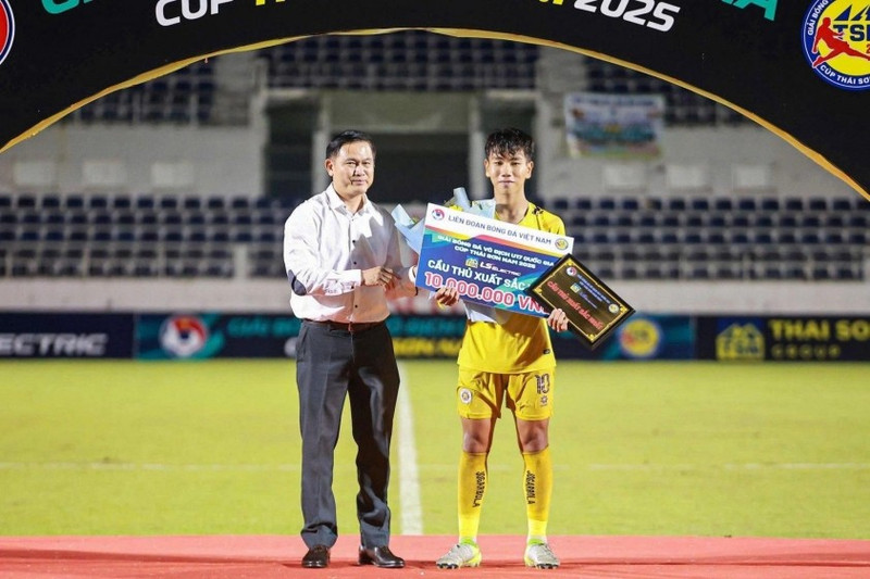 Trước đó, Trần Mạnh Quân, Vua phá lưới VCK Giải vô địch U17 quốc gia – Cúp Thái Sơn Nam 2025, đã được triệu tập bổ sung vào U17 Việt Nam dự vòng loại giải U17 châu Á 2026. 555882869-821109287111510-3898806169381945086-n-1-68f79658daf14-6921cbf5cb32a.jpg