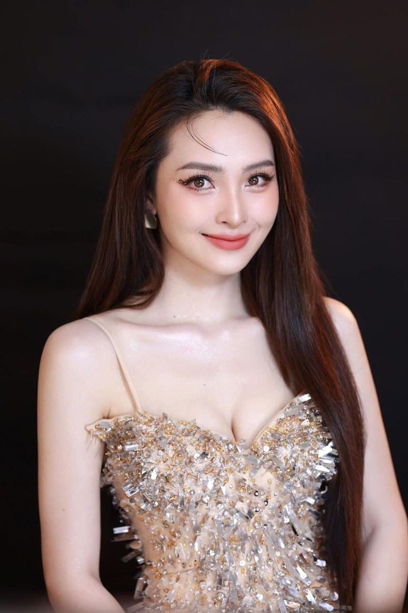 Vẻ đẹp lộng lẫy của Huyền Trang- bạn gái Đức Huy. mc-mu-tat-2.jpg