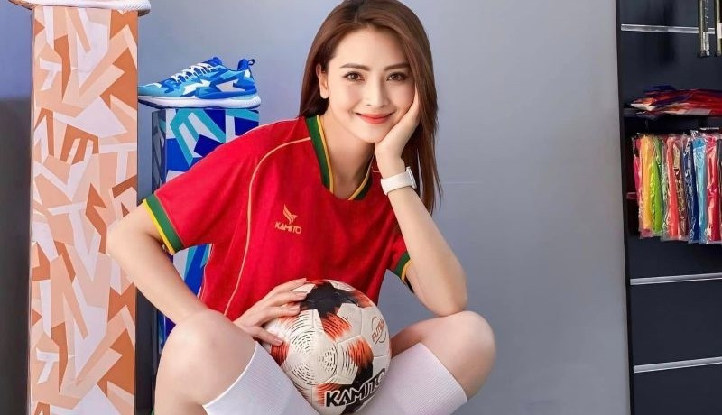 Huyền Trang sở hữu gương mặt khả ái vóc dáng quyến rũ, tựa người hâm mộ. mc-mu-tat-4.jpg