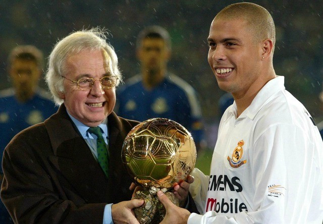 Năm 1997 Ronaldo đoạt cú đúp danh hiệu cá nhân: Quả bóng vàng do tạp chí France Football bình chọn và Cầu thủ hay nhất FIFA (Hai danh hiệu này hiện gộp lại thành Quả bóng vàng FIFA). fdbd69e3c7bc4cb9bf7eee7c43546cc9-16938190956901445973372.jpg