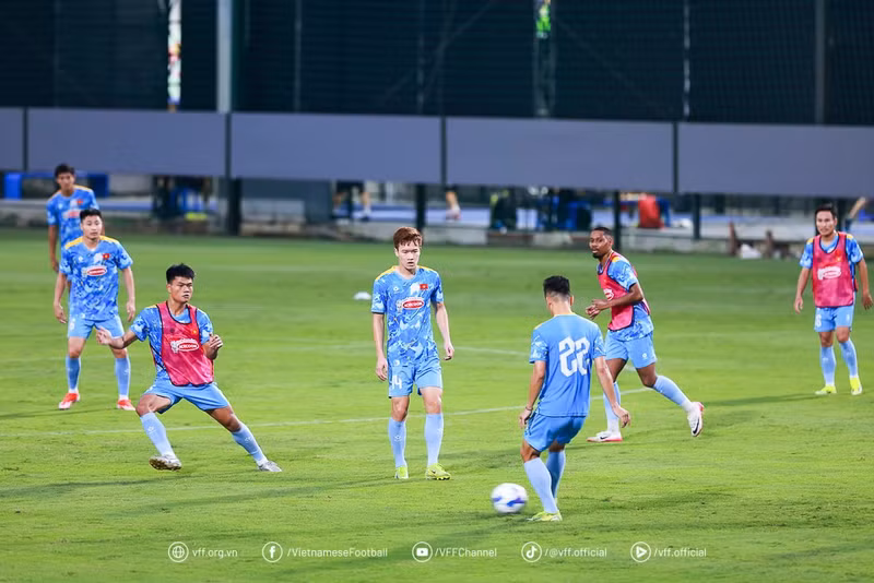 Lúc này, giải V-League của Việt Nam cũng sử dụng khá nhiều cầu thủ trẻ của lứa U23 Việt Nam, giúp các đội tuyển quốc gia có sự kế thừa và phát triển cân đối, không lệch nhịp và khá giống với bóng đá Thái Lan. z6983502540921-67100085550675f6592f954cc9b89e01.jpg