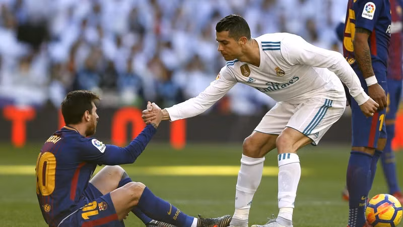 Về phần mình, C.Ronaldo cũng thừa nhận: “Tất nhiên tôi có tình cảm với Leo Messi. Chúng tôi đã cùng đứng trên sân khấu suốt 15 năm. 20250903-031405-09yw7xvj.jpg