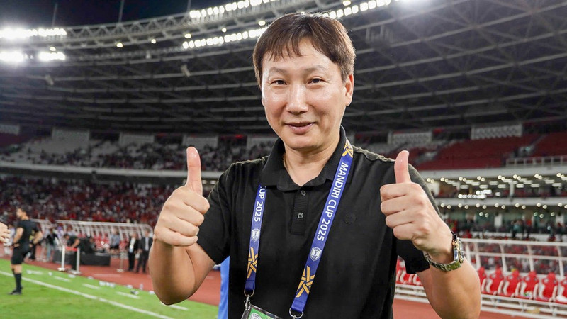 “Từng cá nhân có thể không nổi trội, nhưng khi thi đấu như một khối thống nhất, đoàn kết, bọc lót cho nhau, tạo nên sức mạnh. Khi 1 cầu thủ bị qua người, sẽ luôn được hỗ trợ. Điều đó tạo nên sự chắc chắn”, ông Kim phân tích thêm. image.jpg