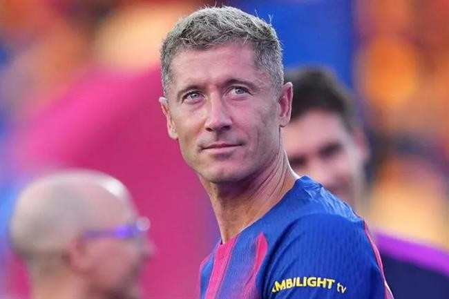 Lewandowski được đánh giá là 1 trong những tiền đạo xuất sắc châu Âu nhưng đã 37 tuổi và đang phải ngồi ngoài vì chấn thương. rover-1908064212.jpg