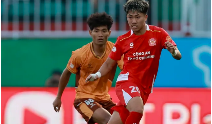 Đây là bàn thắng thứ 2 của chân sút 19 tuổi kể từ khi trở về Việt Nam thi đấu qua đó "mắt xanh" giới chuyên môn. 999999999999999999.png