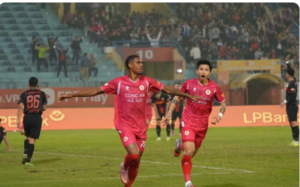 Tối 1/2, trên sân Hàng Đẫy, Câu lạc bộ Ninh Bình đã để thua Công an Hà Nội FC 2-3 trong trận cầu tâm điểm vòng 12 V-League 2025/26. 000000000000000000000000.png