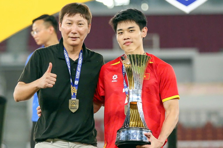 HLV Kim Sang-sik đang có chuỗi 11 trận bất bại ở các giải Đông Nam Á (AFF / U23 Đông Nam Á) với thắng 9 chiến thắng, tỉ lệ thắng khoảng 82%. image-2.jpg