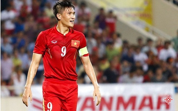 AFF Cup 2004 là giải đấu chính thức đầu tiên của Công Vinh trong màu áo đội tuyển Việt Nam. Vinh đã ghi được 4 bàn thắng. Tuy vậy, toàn đội đã phải dừng bước ngay từ vòng bảng. cau-thu-le-cong-vinh-03.png