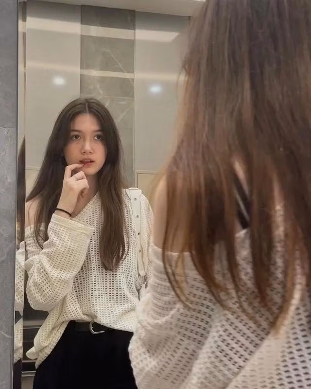 Dù chưa tham gia showbiz hay hoạt động nghệ thuật, song ngoại hình đẹp và khuôn mặt xinh tươi, Đặng Thanh Giang sớm trở thành gương mặt “gây sốt” trên mạng xã hội. dang-thanh-giang-06-17270703789941029931099.jpg