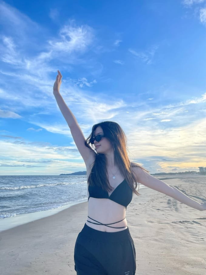 Thanh Giang sở hữu đôi chân dài, vóc dáng thanh mảnh và vòng eo nhỏ gọn, khiến nhiều người ngưỡng mộ. dang-thanh-giang-12-1727070379119777732118.jpg