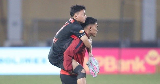 Thua trận, Ninh Bình FC còn tổn thất lực lượng khi tiền vệ tân binh Nguyễn Thái Sơn chấn thương nặng. img-a39a5755.jpg