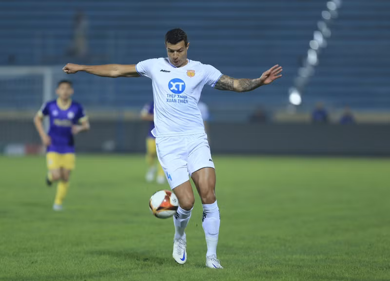 Lucas Araujo khẳng định: “Hàng thủ Nam Định sẽ tập trung tối đa để giữ vững sự chắc chắn, quan trọng nhất là toàn đội phải hướng tới chiến thắng bằng lối chơi tấn công chủ động". z5201140618611-04f56a58cc57563f1d8e9118df943b29-1709169390.jpg